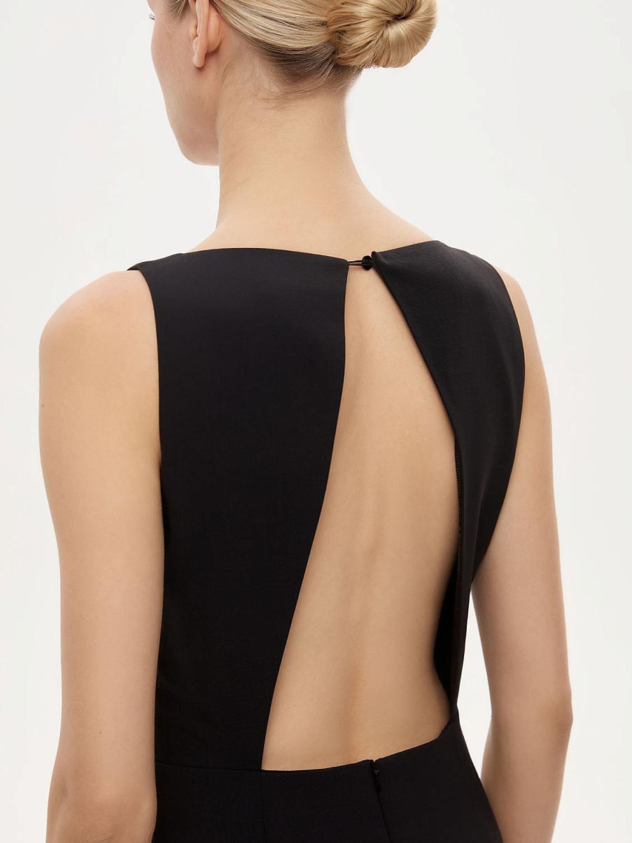 Платье-футляр с открытой спиной