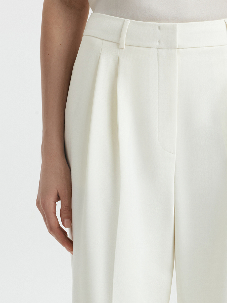 Брюки свободного кроя со стрелками