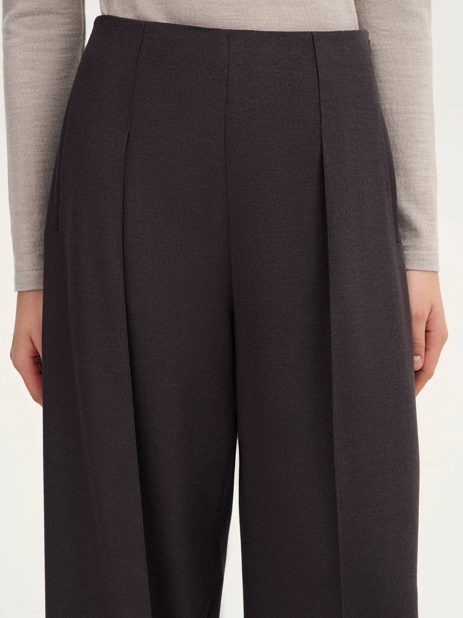 Брюки свободного кроя со стрелками