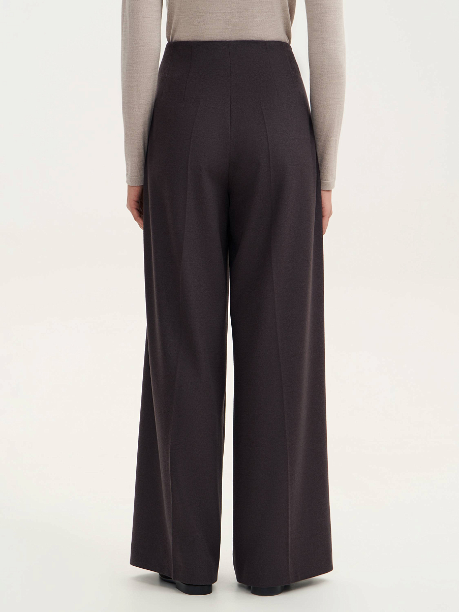 Брюки свободного кроя со стрелками