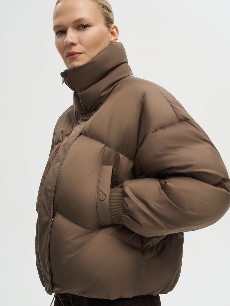 Пуховик с высоким воротником