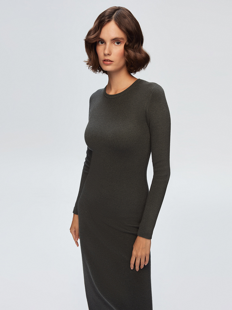 Облегающее трикотажное платье миди с разрезом