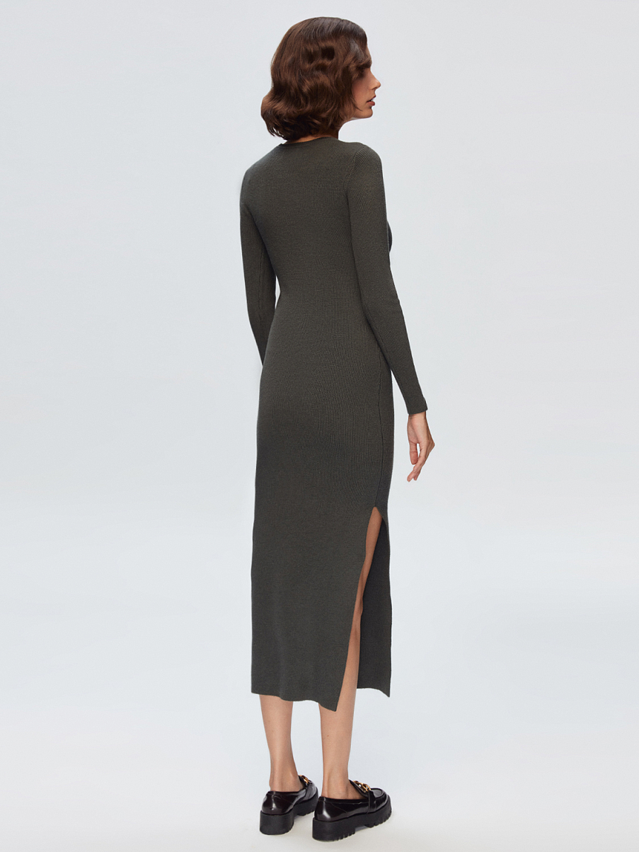 Облегающее трикотажное платье миди с разрезом