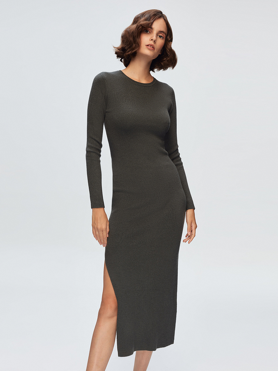 Облегающее трикотажное платье миди с разрезом