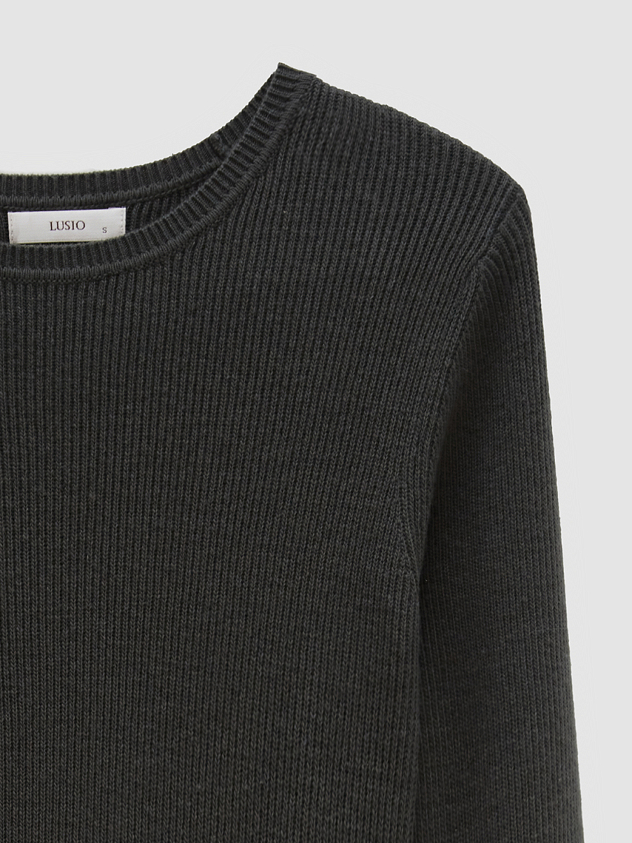 Облегающее трикотажное платье миди с разрезом