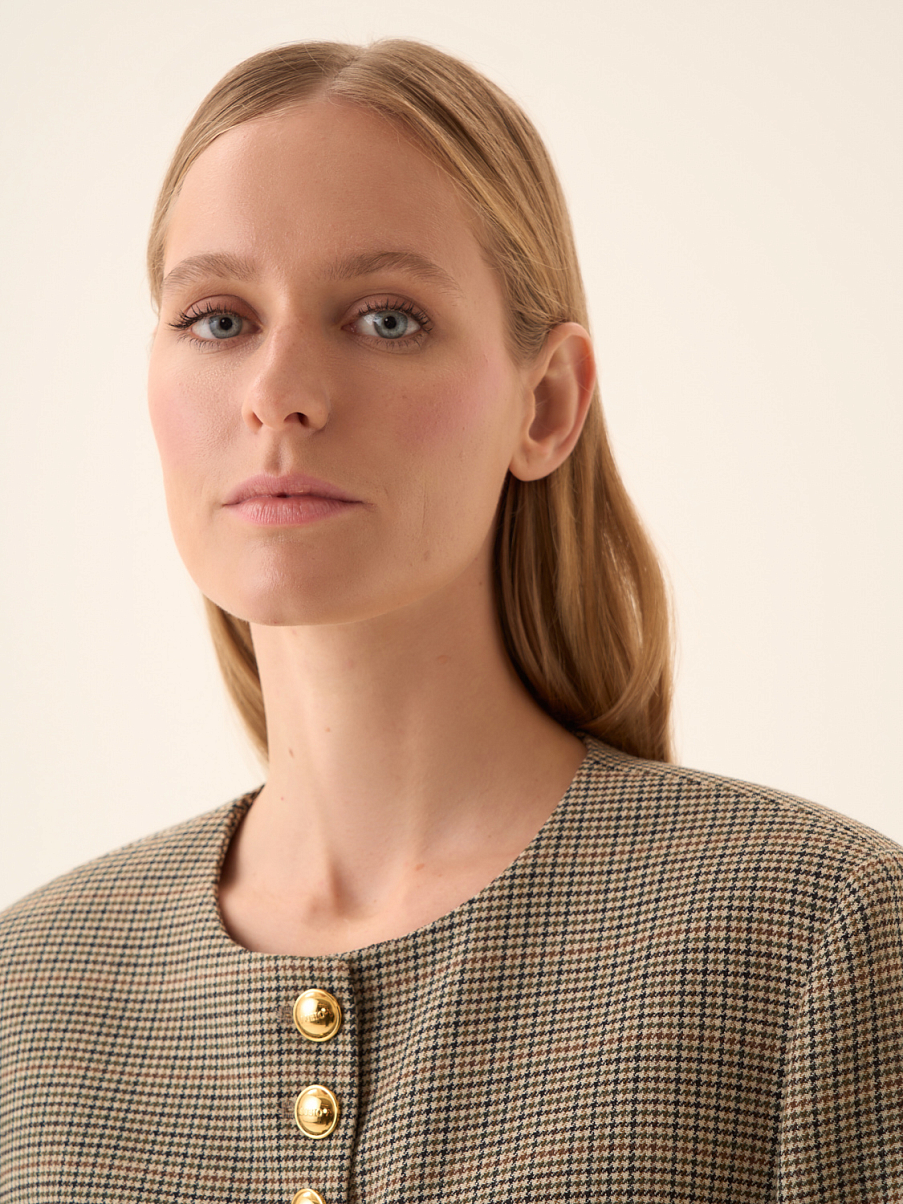 Однобортный жакет с декоративными пуговицами