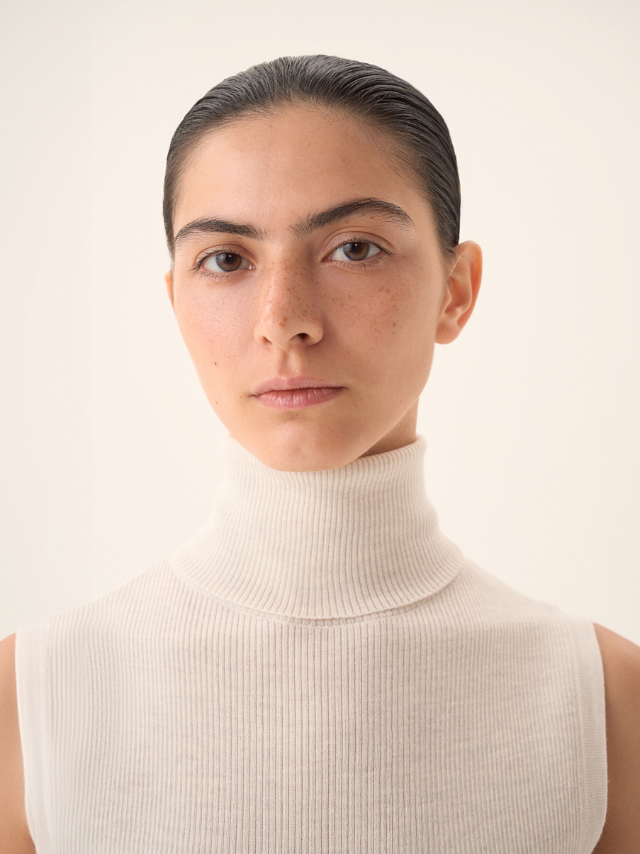 Водолазка без рукавов в рубчик