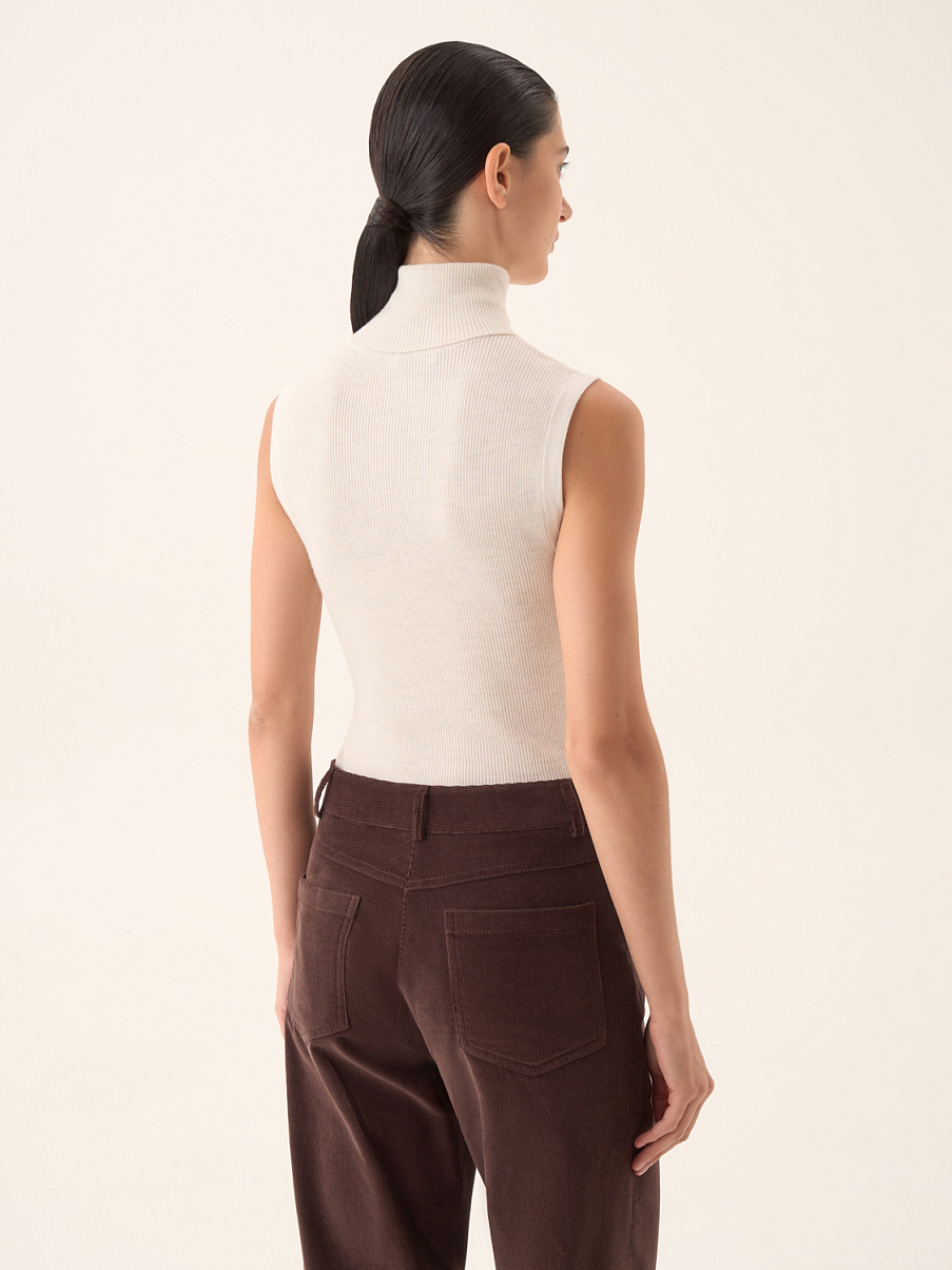 Водолазка без рукавов в рубчик