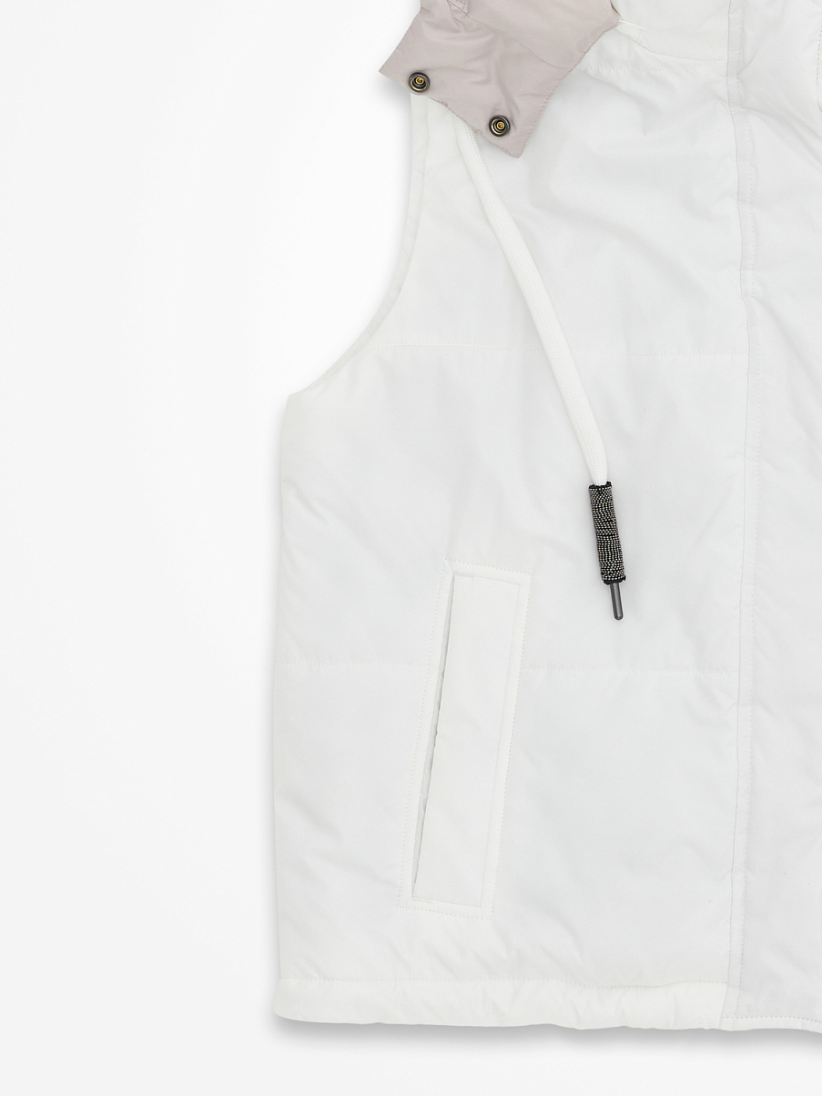 Утепленная жилетка с двойным замком и капюшоном