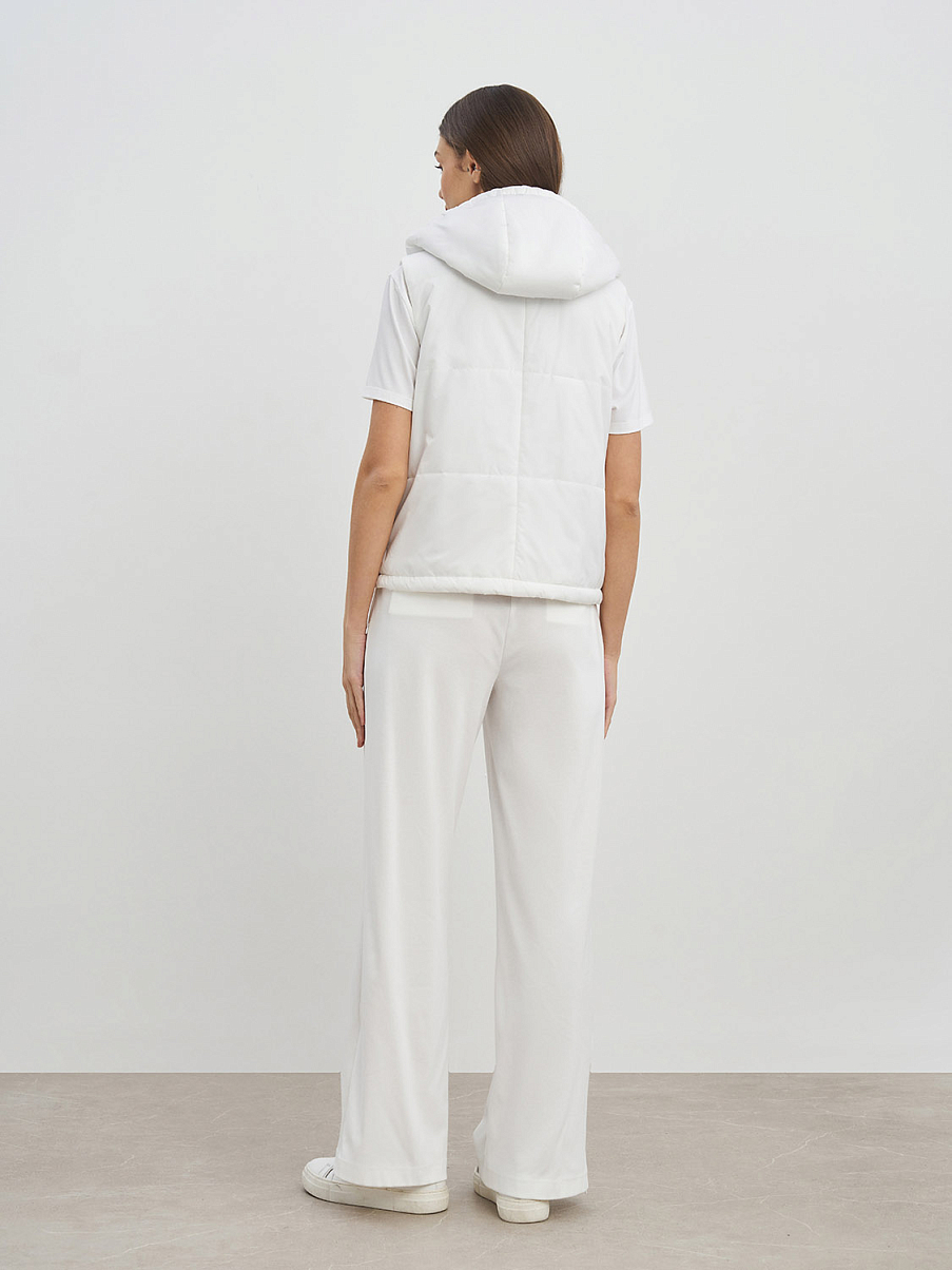 Утепленная жилетка с двойным замком и капюшоном