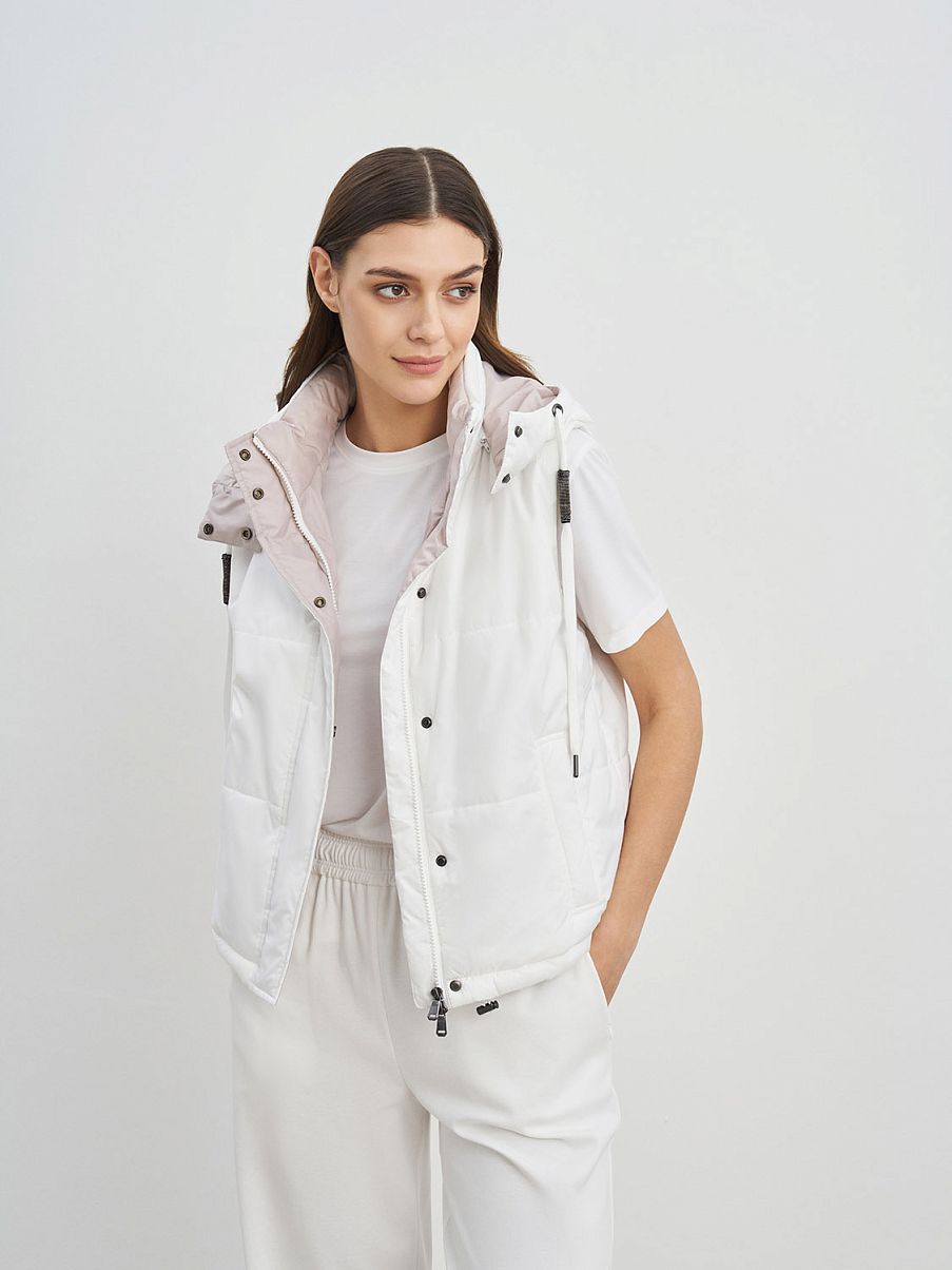 Утепленная жилетка с двойным замком и капюшоном