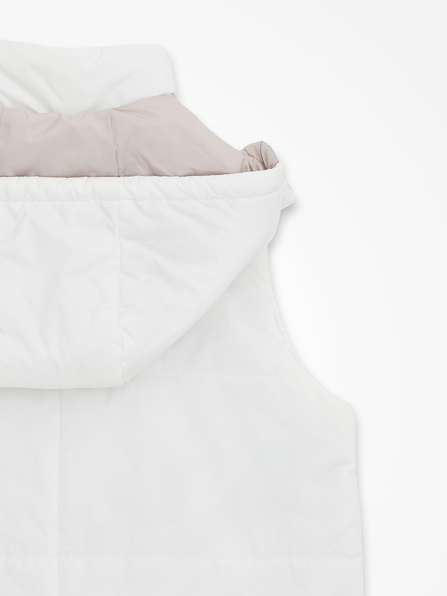 Утепленная жилетка с двойным замком и капюшоном