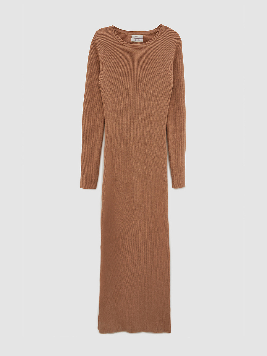 Облегающее трикотажное платье миди с разрезом