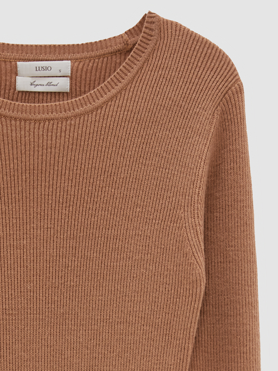 Облегающее трикотажное платье миди с разрезом