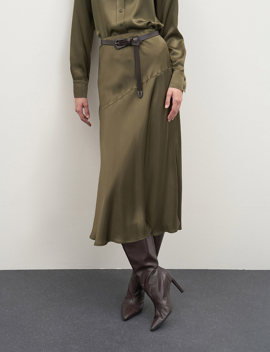 Атласная юбка миди с боковым разрезом