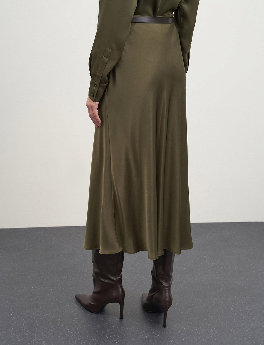 Атласная юбка миди с боковым разрезом