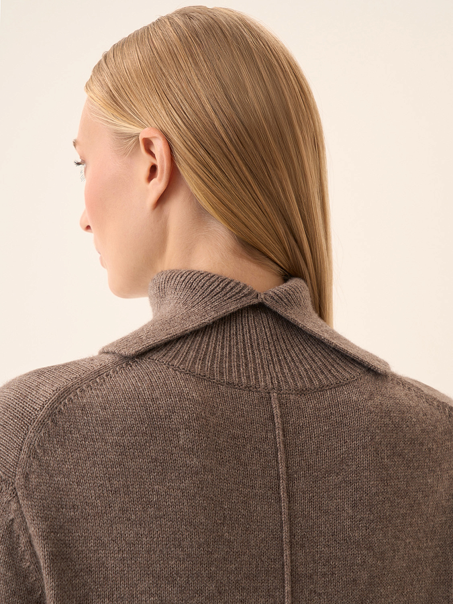 Платье из шерсти мериноса с высоким воротником