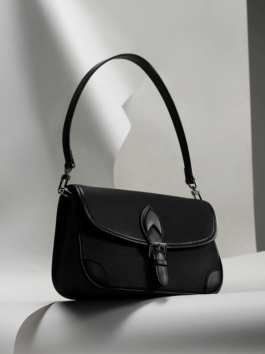 Сумка-багет из натуральной кожи