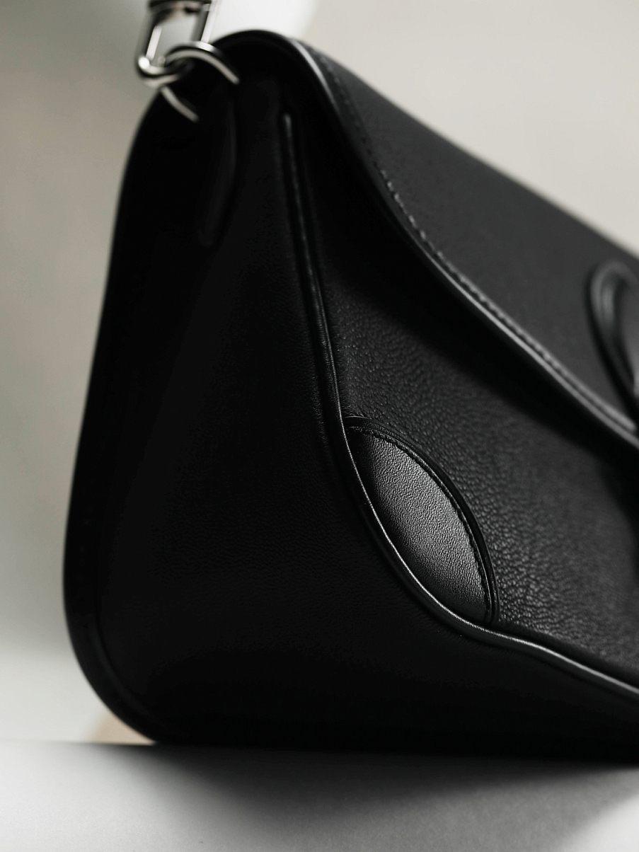 Сумка-багет из натуральной кожи