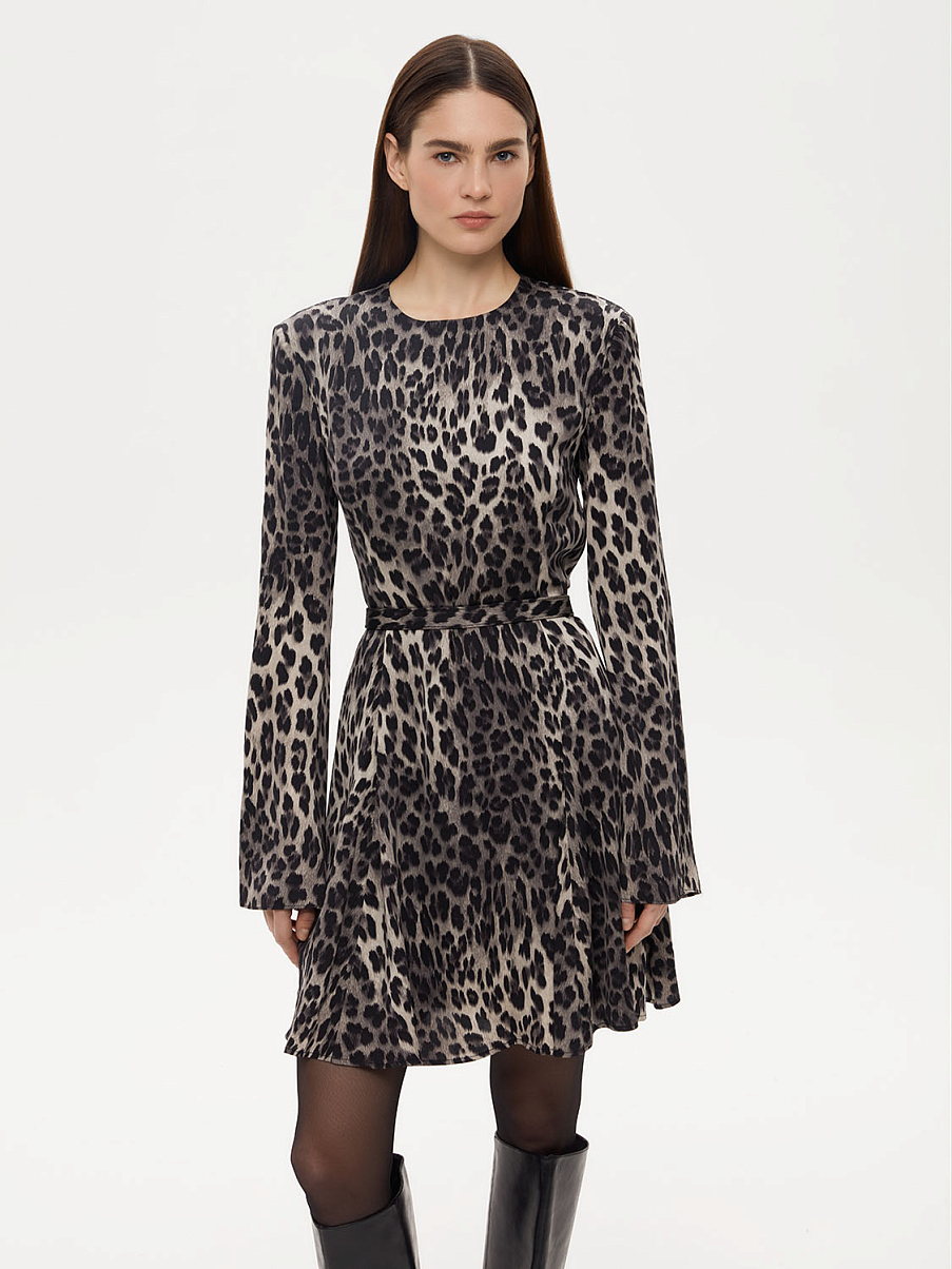 Платье мини с открытой спиной и анималистичным узором