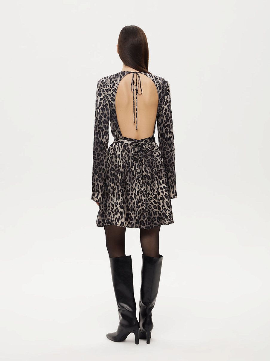 Платье мини с открытой спиной и анималистичным узором
