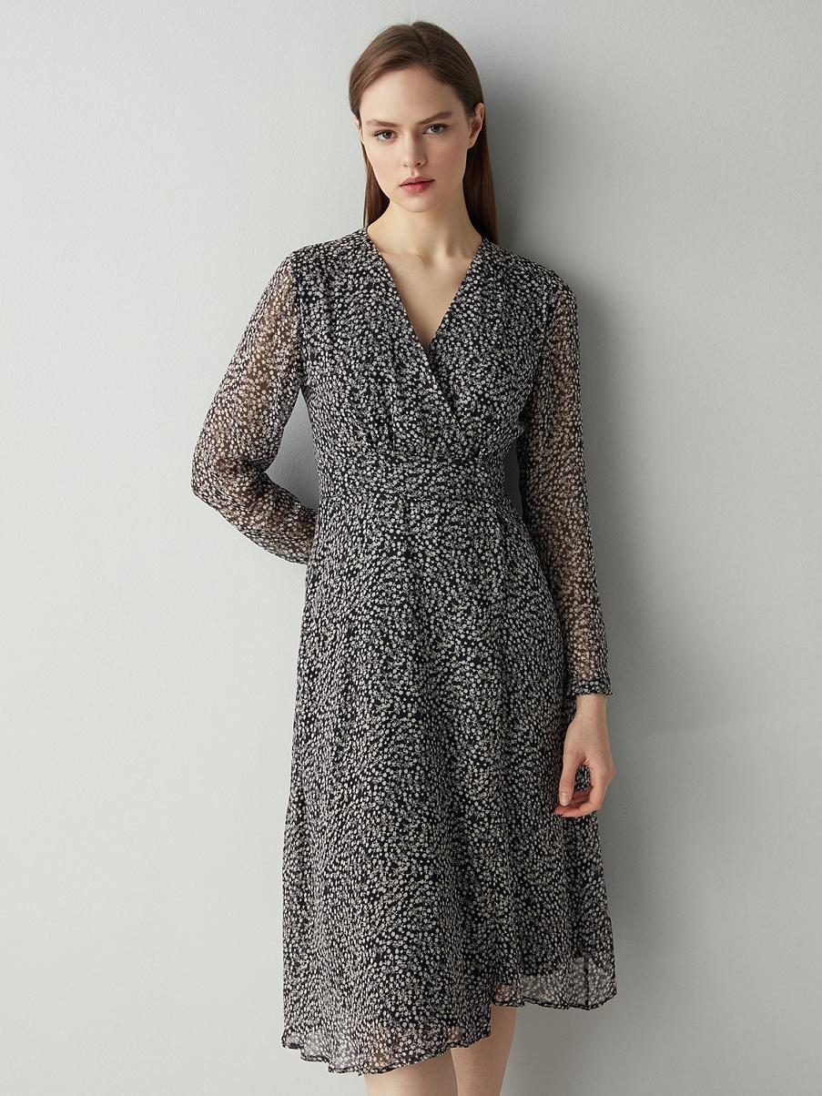 Шифоновое платье на запах с цветочным рисунком