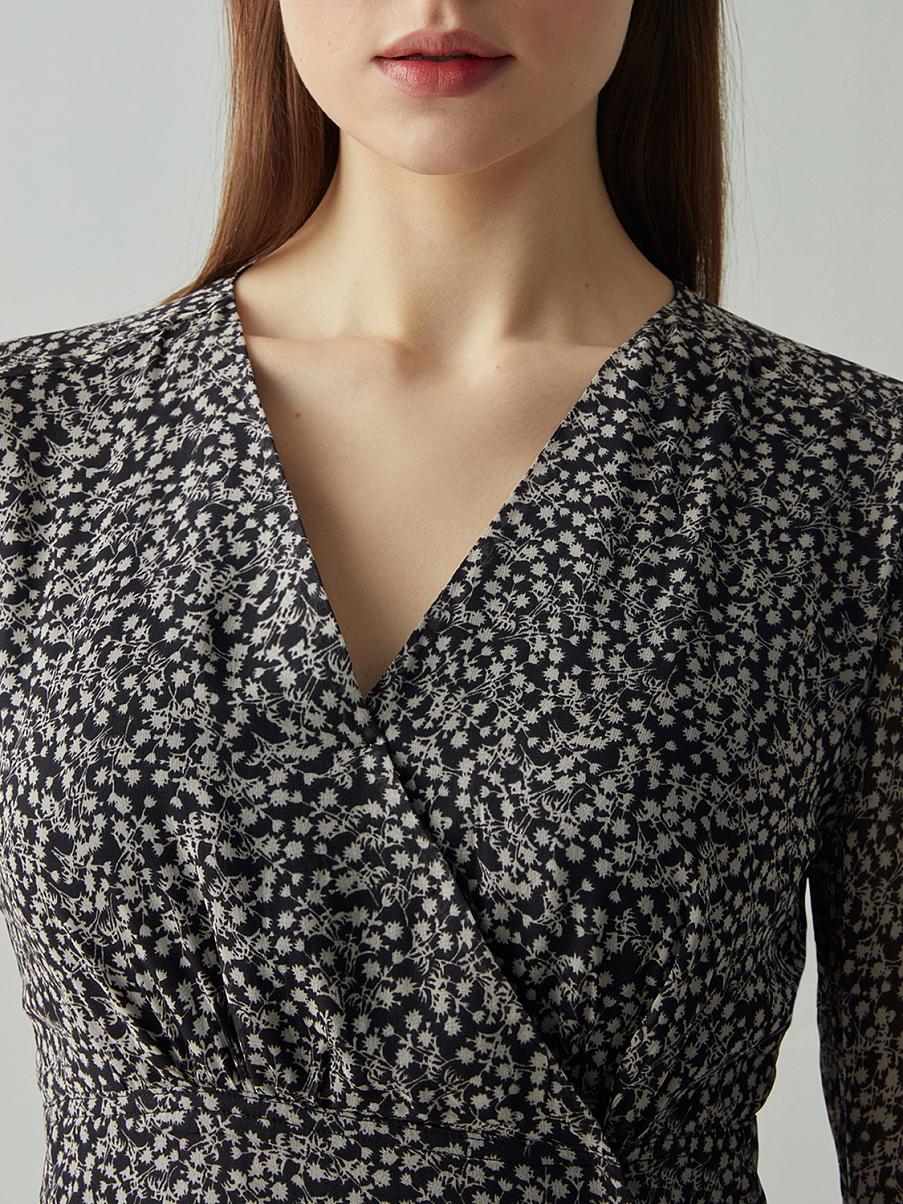 Шифоновое платье на запах с цветочным рисунком