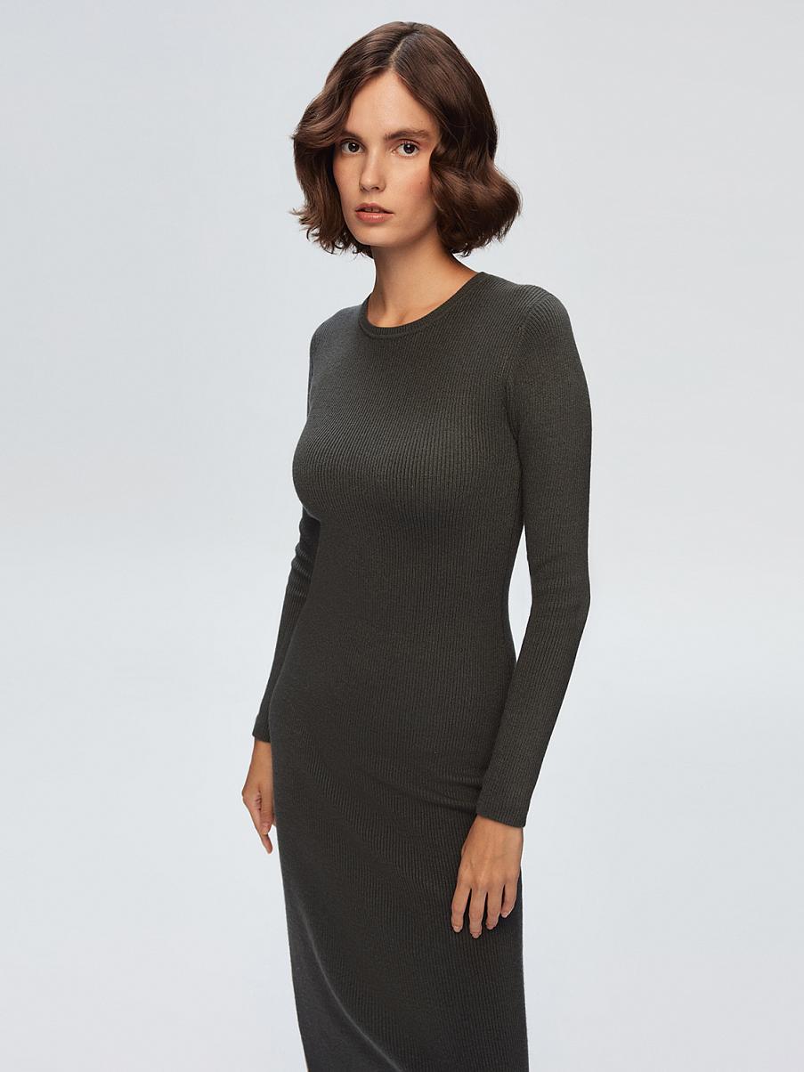 Облегающее трикотажное платье миди с разрезом