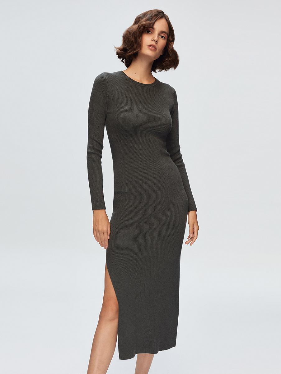 Облегающее трикотажное платье миди с разрезом