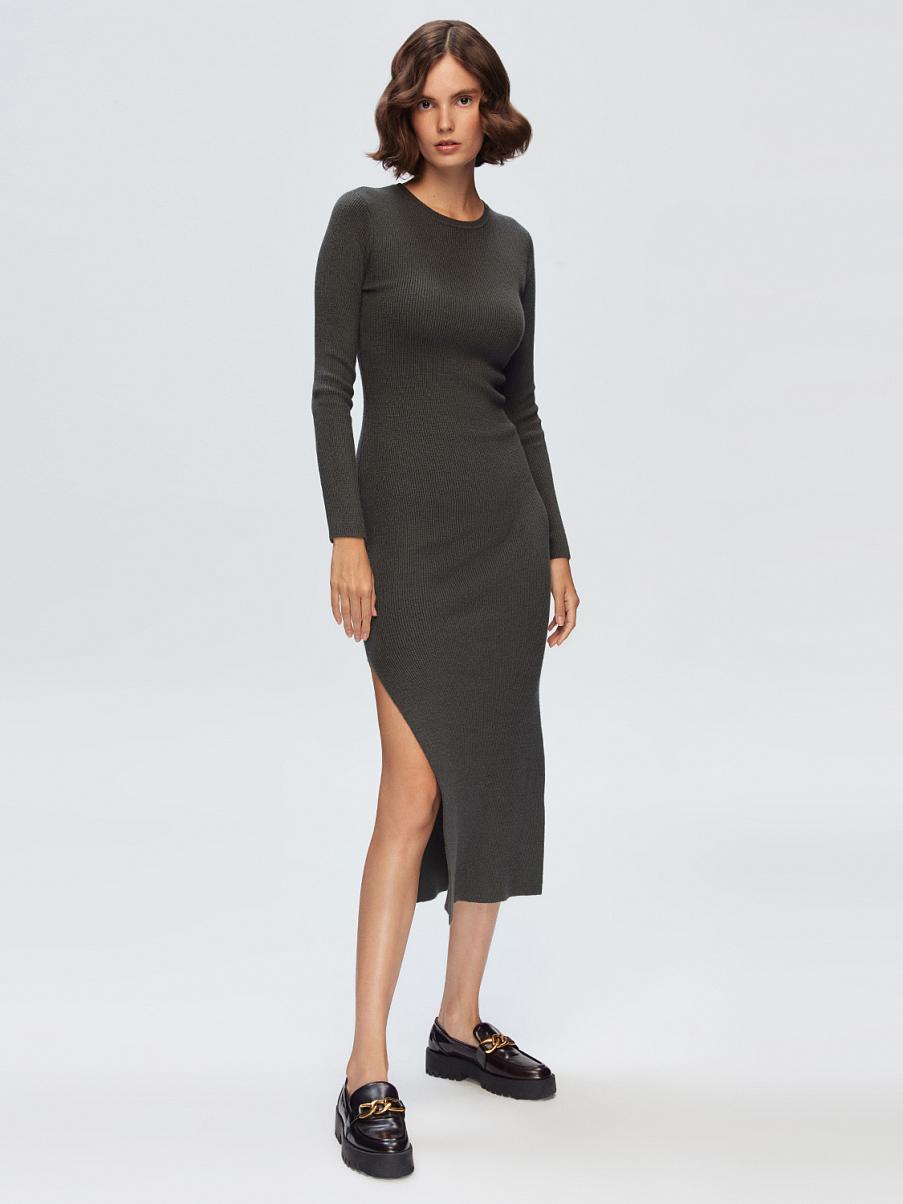 Облегающее трикотажное платье миди с разрезом