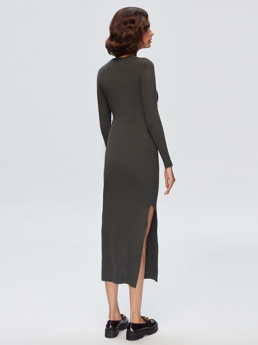 Облегающее трикотажное платье миди с разрезом