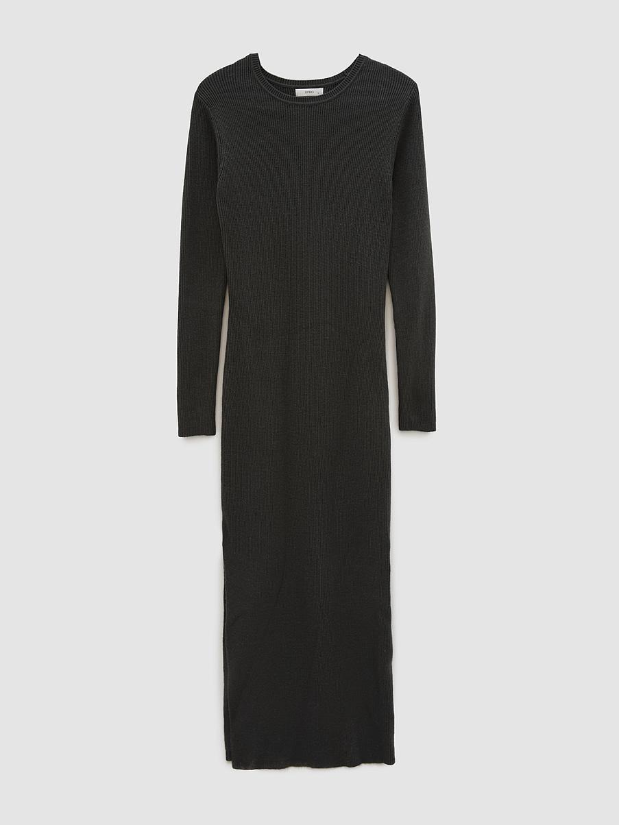 Облегающее трикотажное платье миди с разрезом