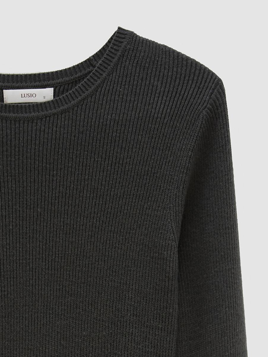 Облегающее трикотажное платье миди с разрезом