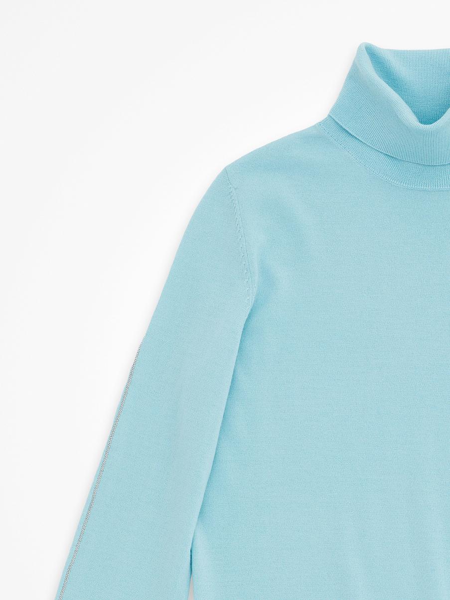 Водолазка из шерсти с декоративной цепочкой