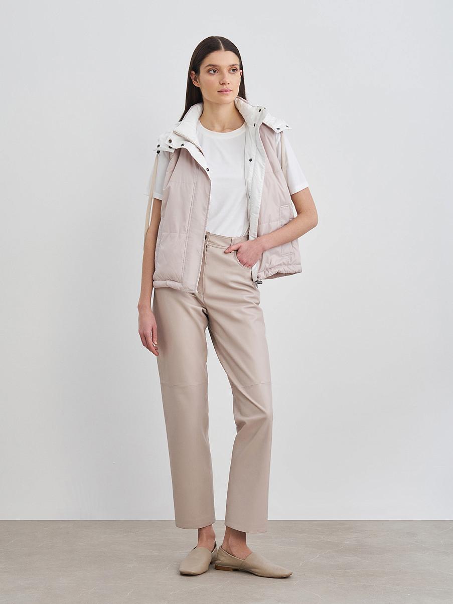 Утепленная жилетка с двойным замком и капюшоном