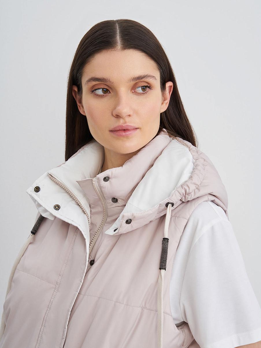 Утепленная жилетка с двойным замком и капюшоном