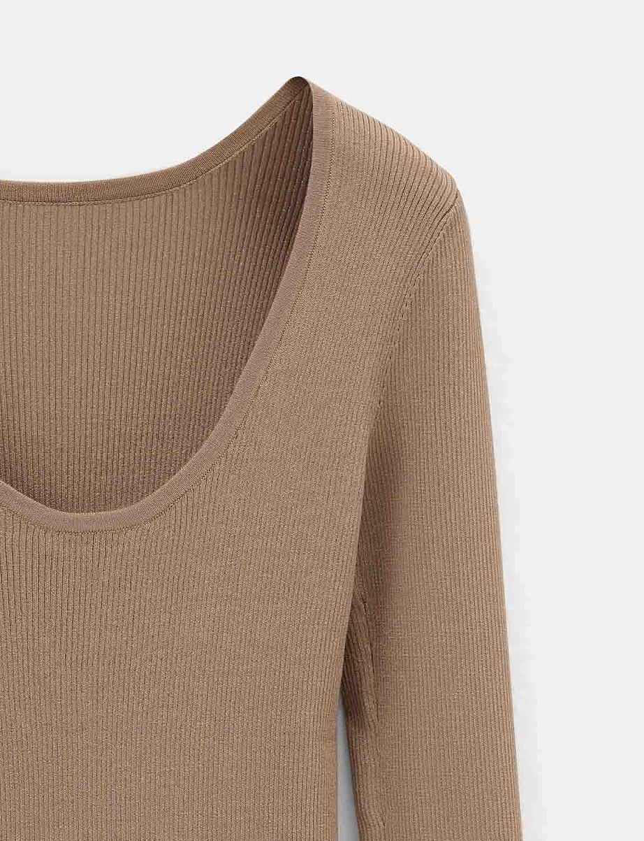 Облегающий джемпер с открытой спиной