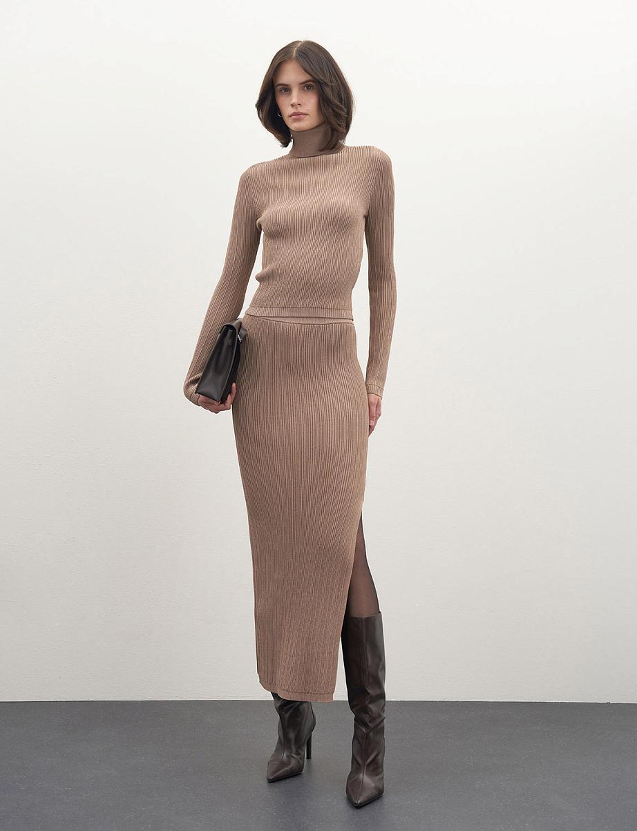 Облегающая трикотажная юбка миди с разрезом