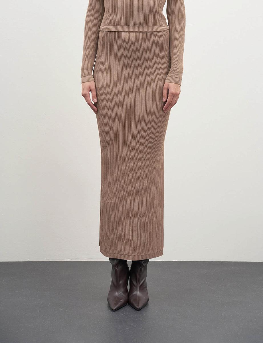 Облегающая трикотажная юбка миди с разрезом