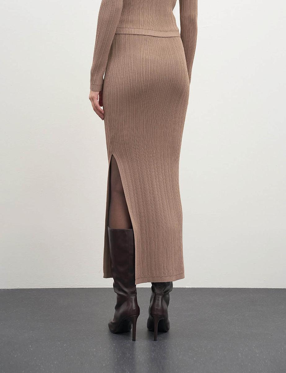 Облегающая трикотажная юбка миди с разрезом