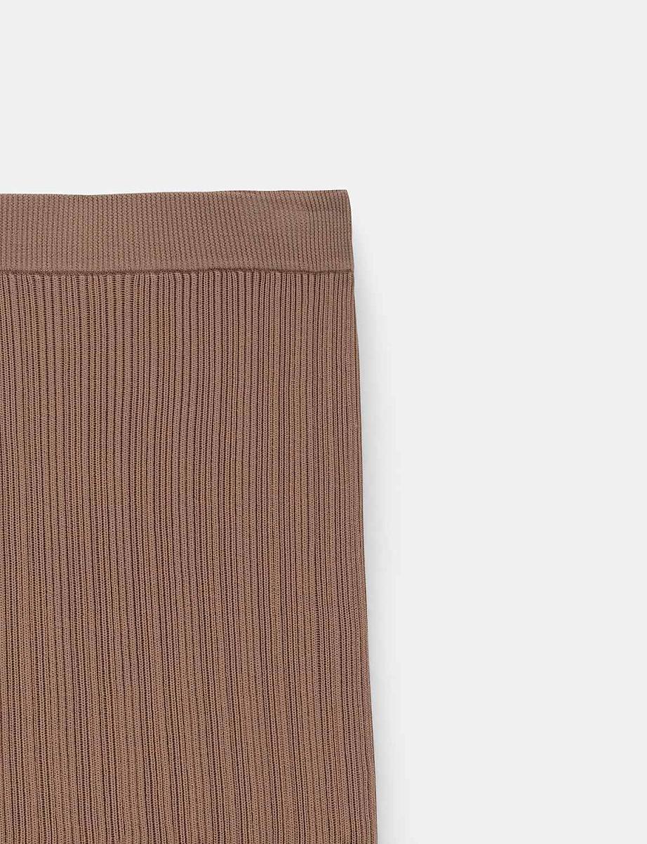 Облегающая трикотажная юбка миди с разрезом