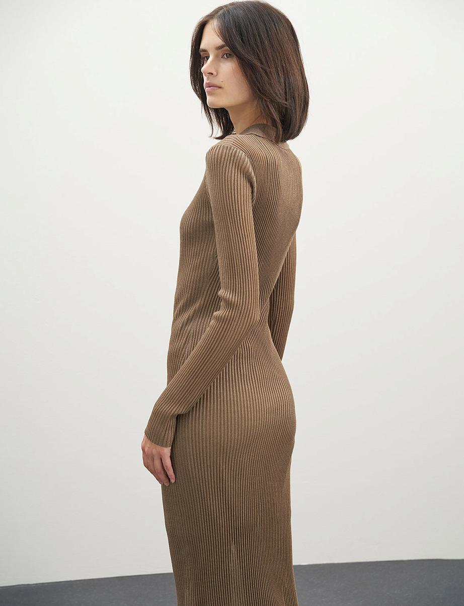 Облегающее трикотажное платье миди