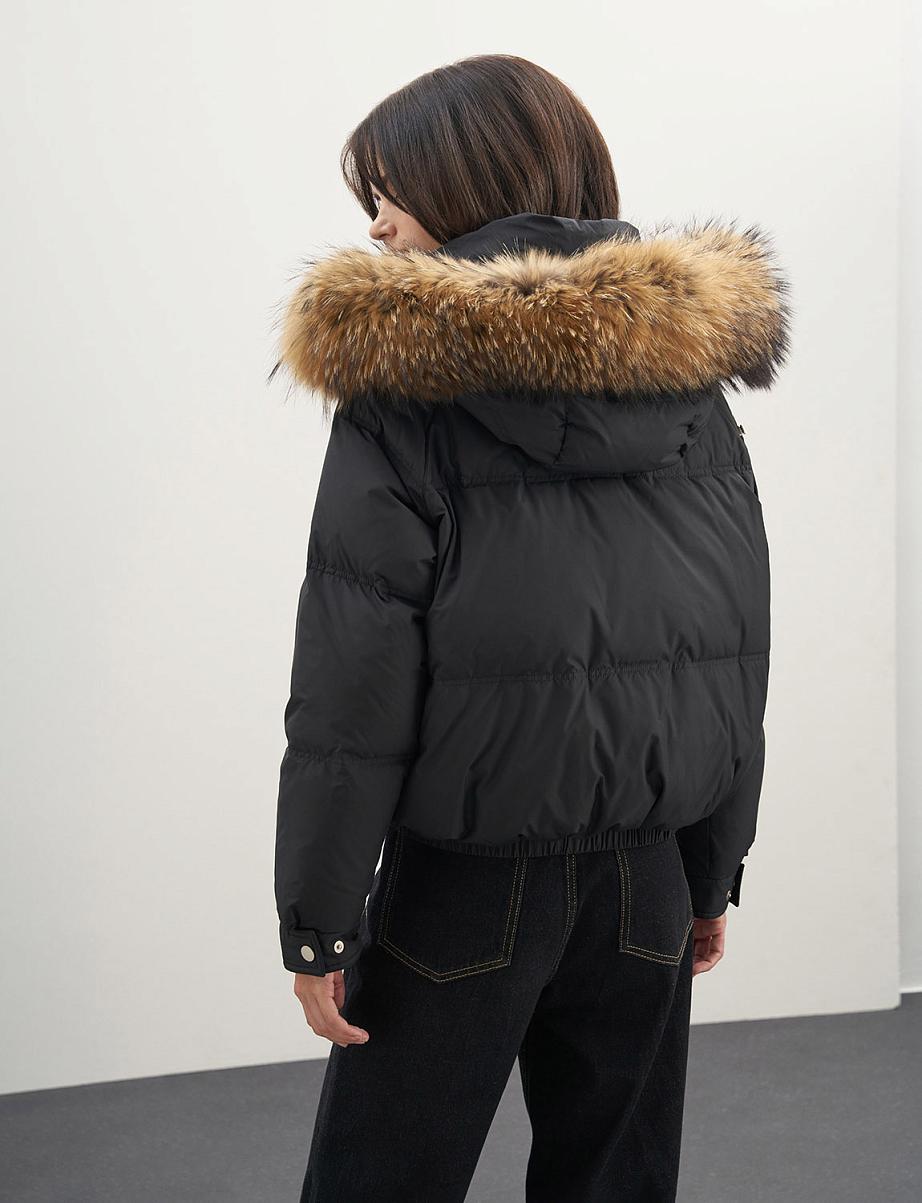 Укороченная куртка-бомбер с мехом на капюшоне