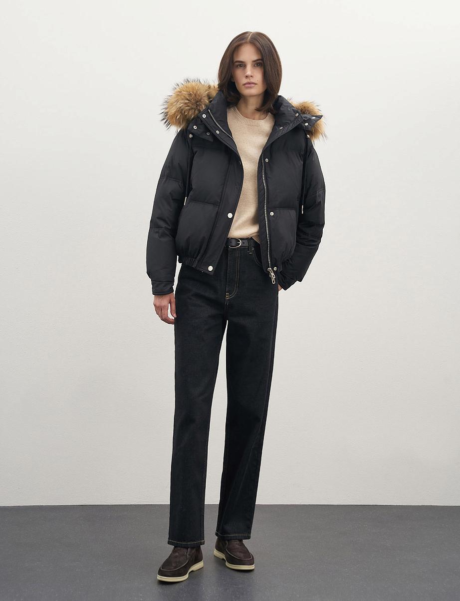 Укороченная куртка-бомбер с мехом на капюшоне