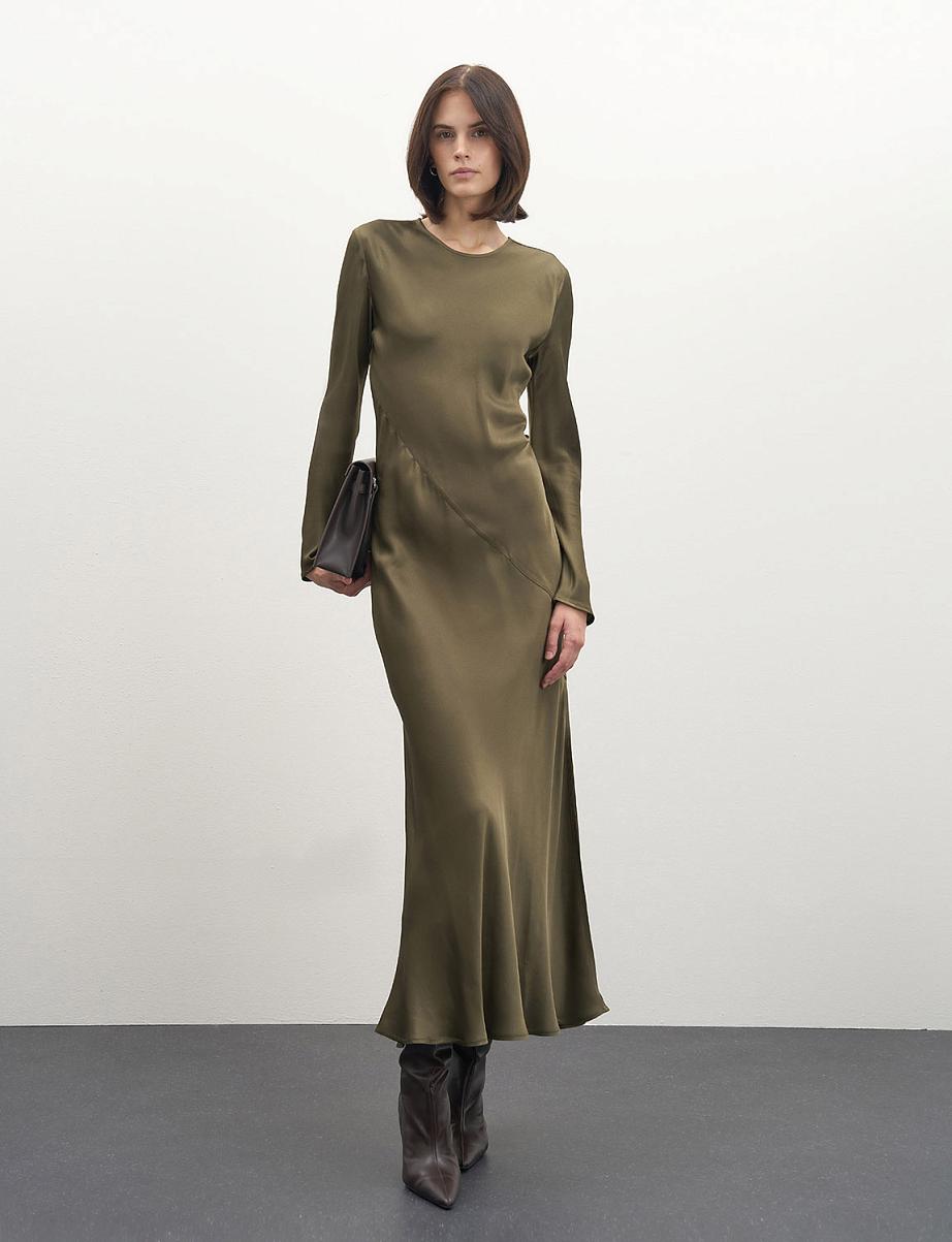 Атласное платье макси с разрезом