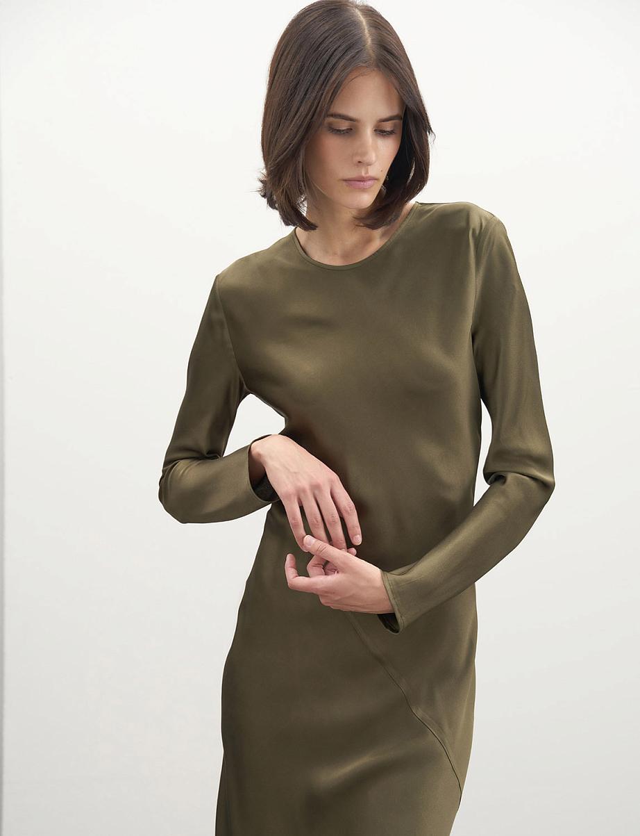 Атласное платье макси с разрезом