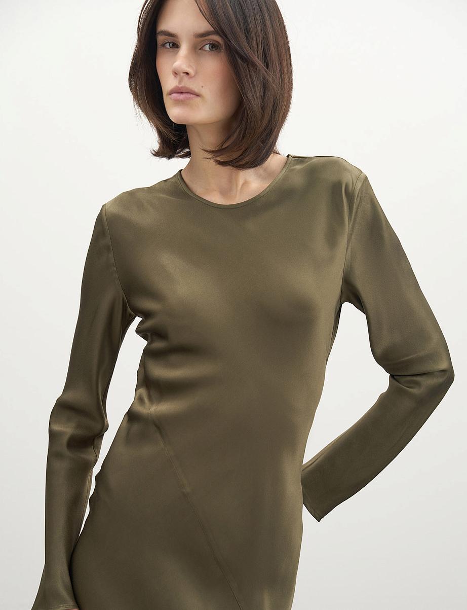 Атласное платье макси с разрезом