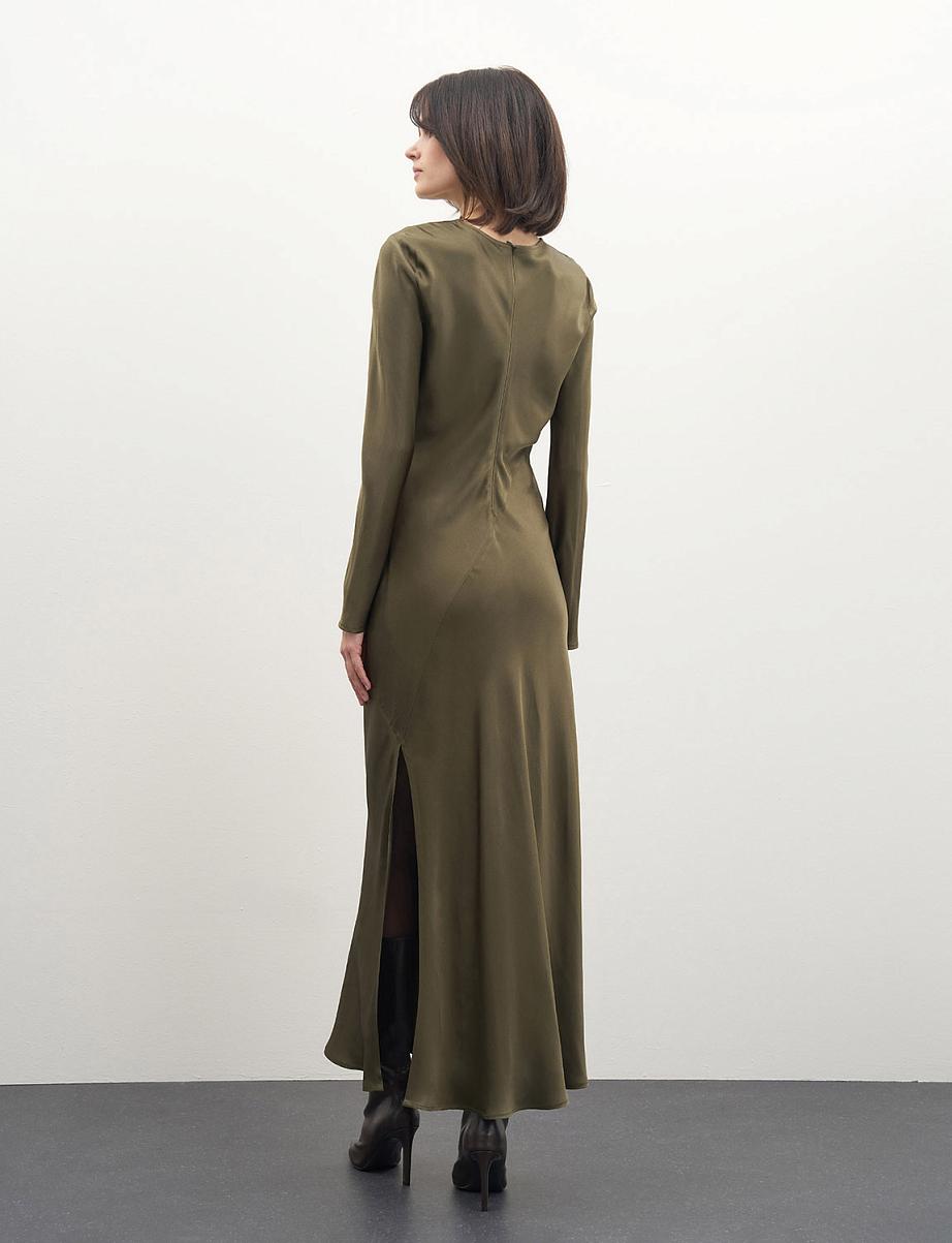 Атласное платье макси с разрезом