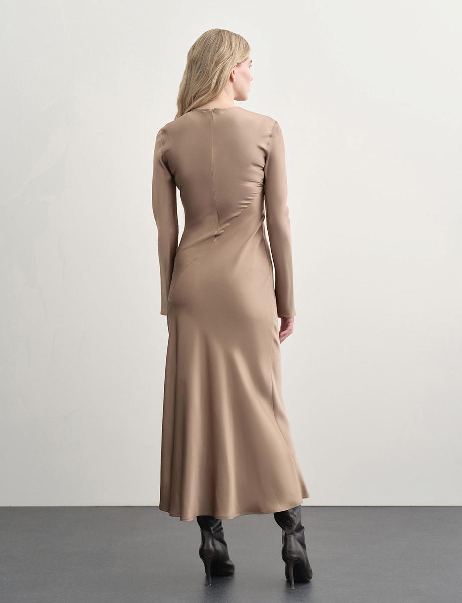 Атласное платье макси с разрезом