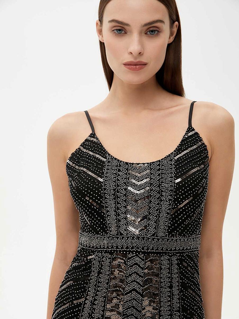 Платье макси с открытой спиной расшитое пайетками